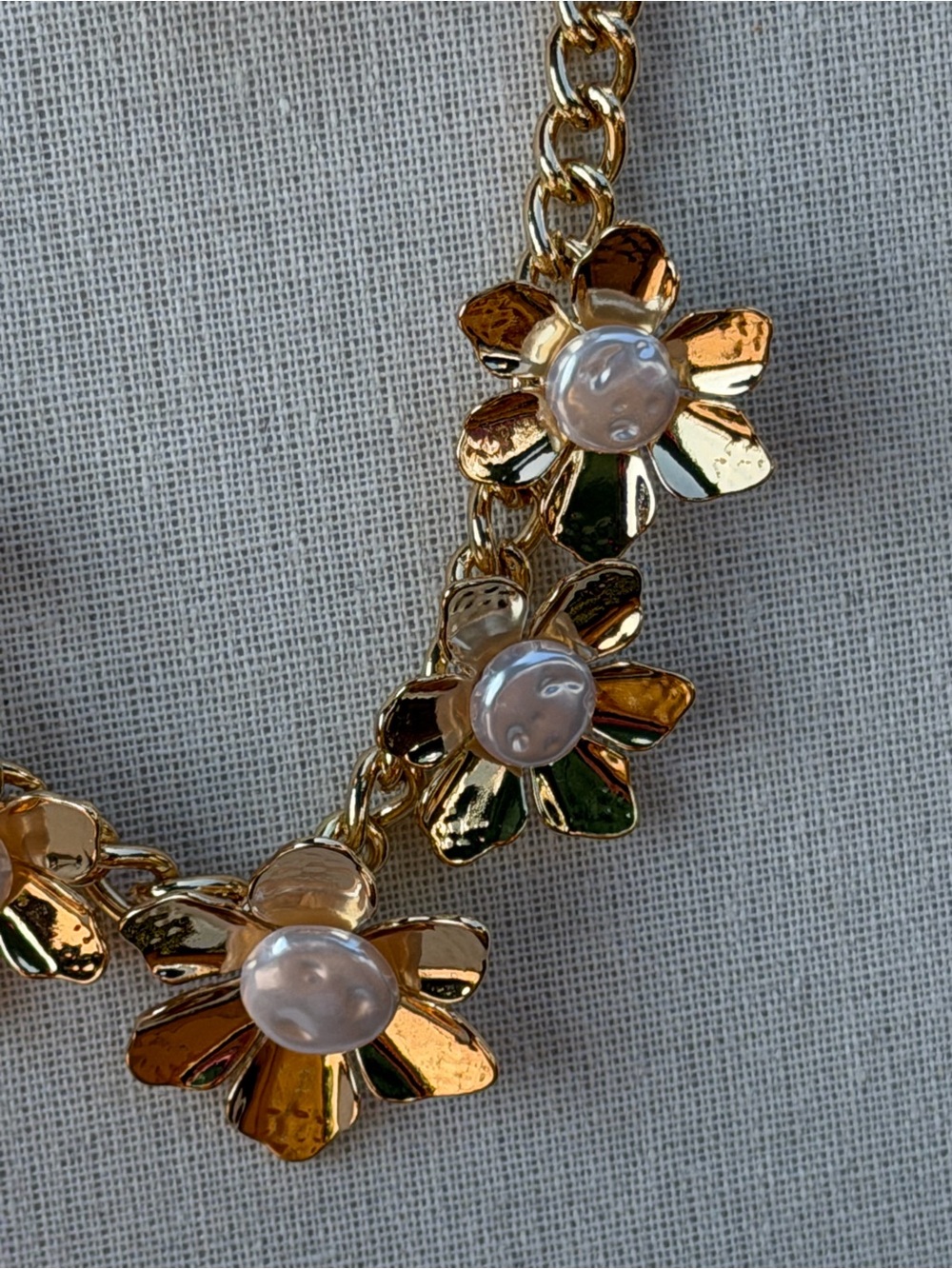 Pink Linen NWT Chunky Gold Tone Floral Necklace with Faux Pearl Centers (J049) - Picture 3 of 7